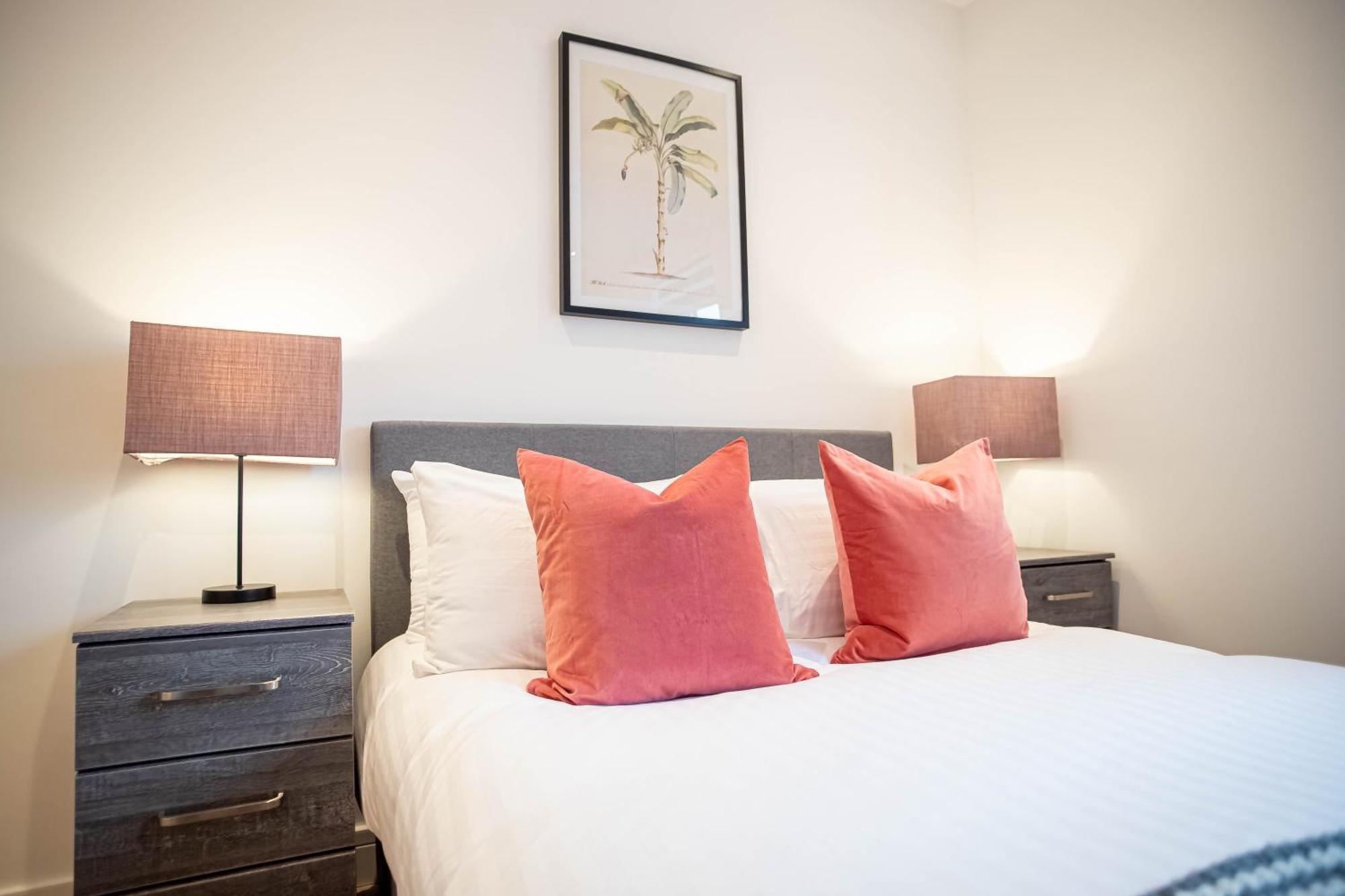 Deluxe Chic 1 2 Bed Apts Near Heathrow Legoland Windsor Slough 빌라 외부 사진