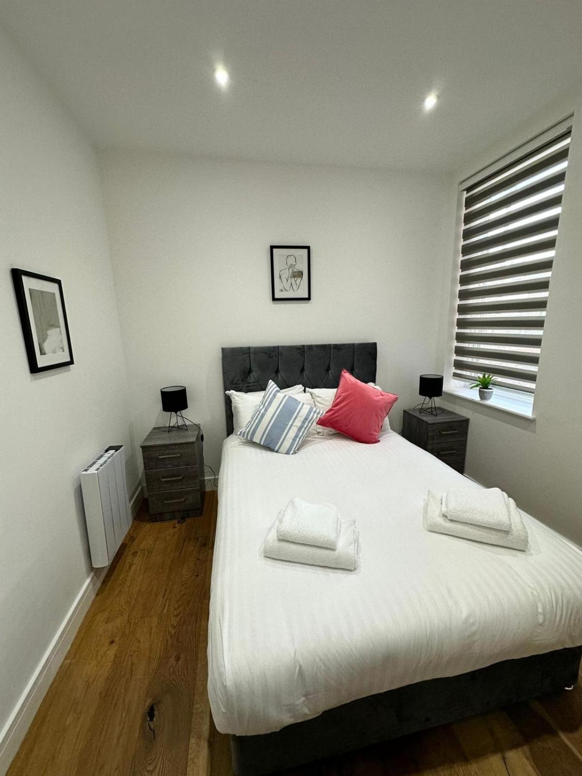 Deluxe Chic 1 2 Bed Apts Near Heathrow Legoland Windsor Slough 빌라 외부 사진