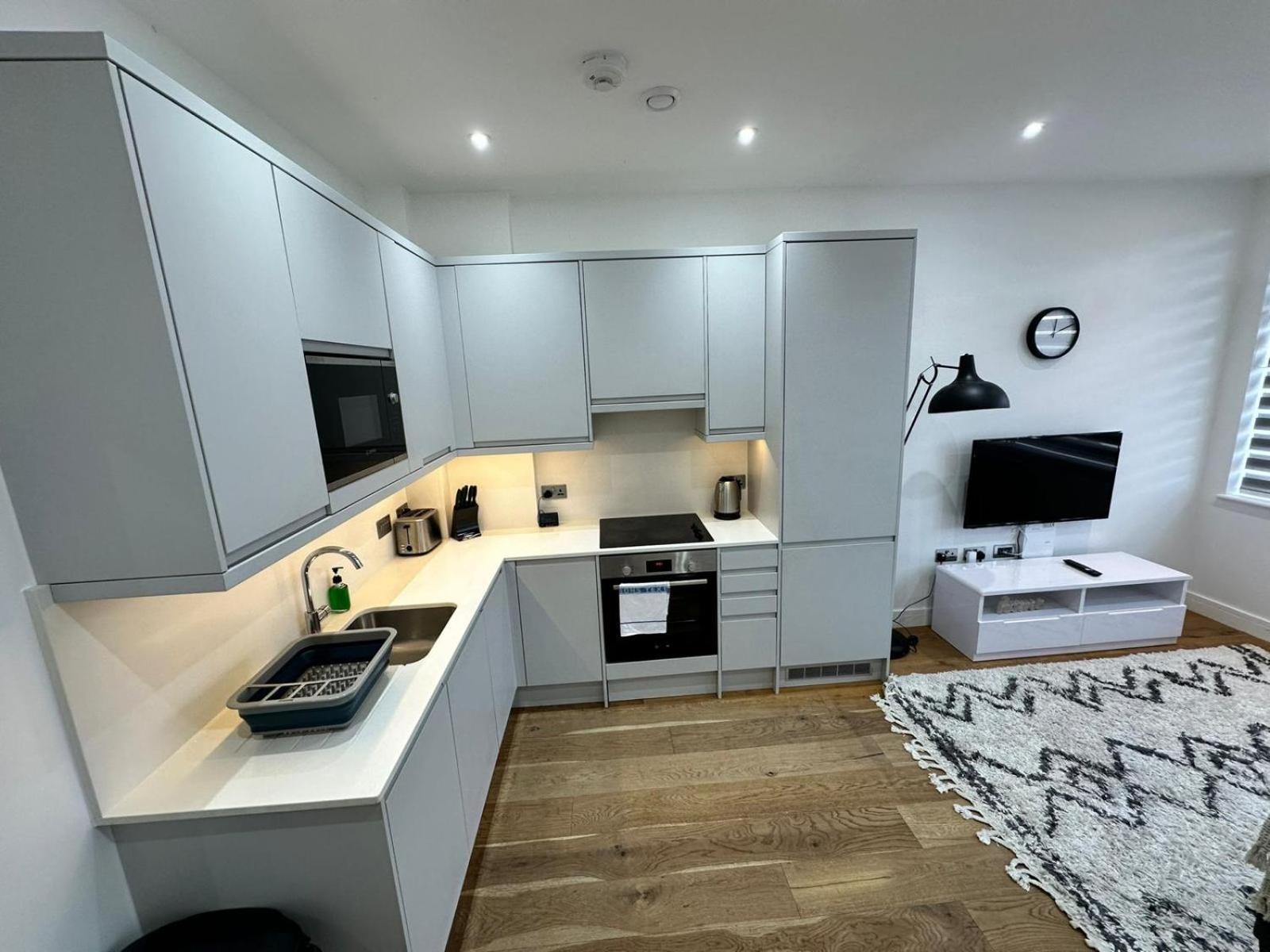 Deluxe Chic 1 2 Bed Apts Near Heathrow Legoland Windsor Slough 빌라 외부 사진