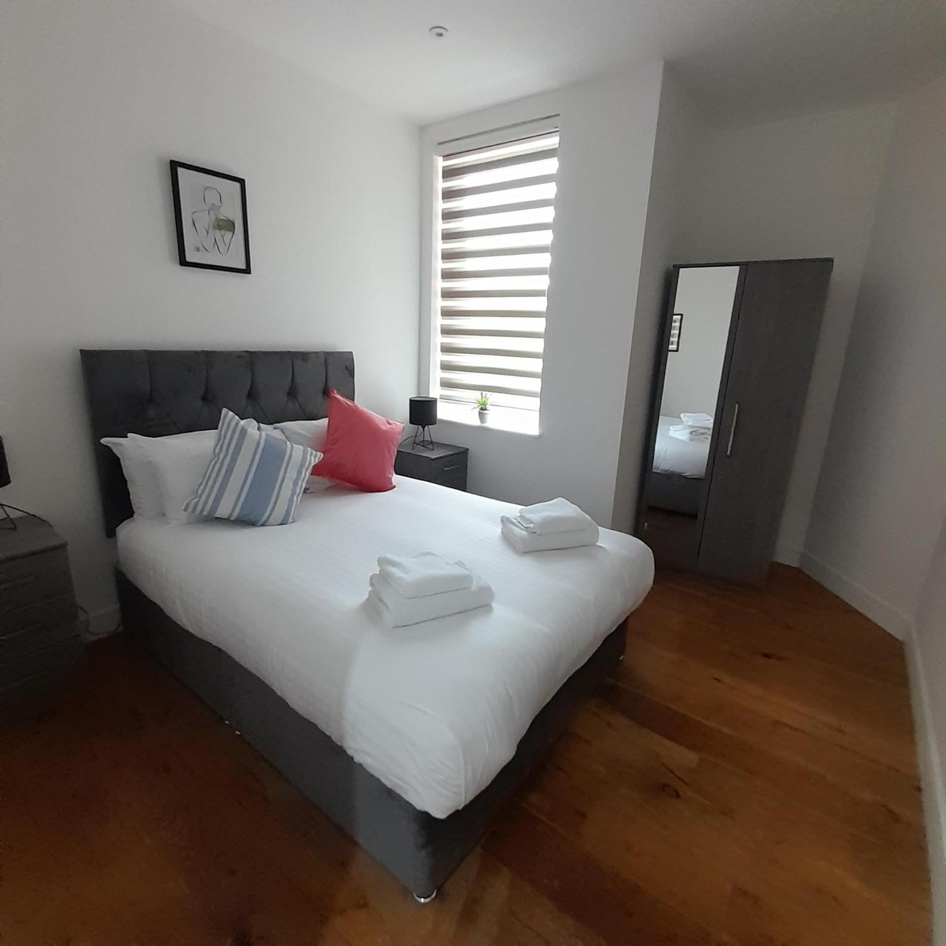 Deluxe Chic 1 2 Bed Apts Near Heathrow Legoland Windsor Slough 빌라 외부 사진