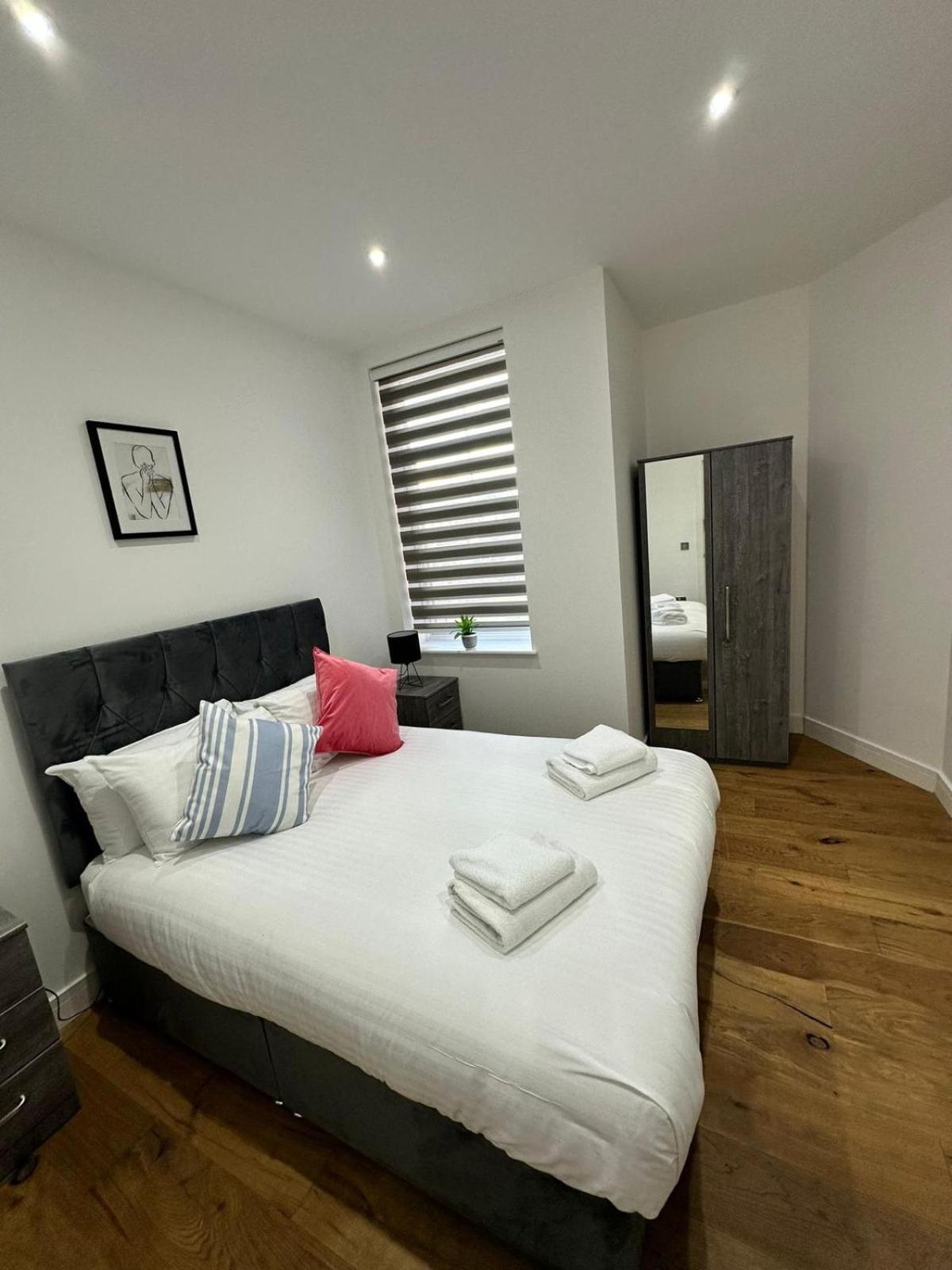 Deluxe Chic 1 2 Bed Apts Near Heathrow Legoland Windsor Slough 빌라 외부 사진