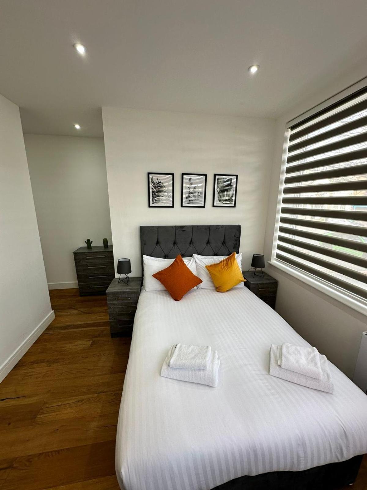 Deluxe Chic 1 2 Bed Apts Near Heathrow Legoland Windsor Slough 빌라 외부 사진
