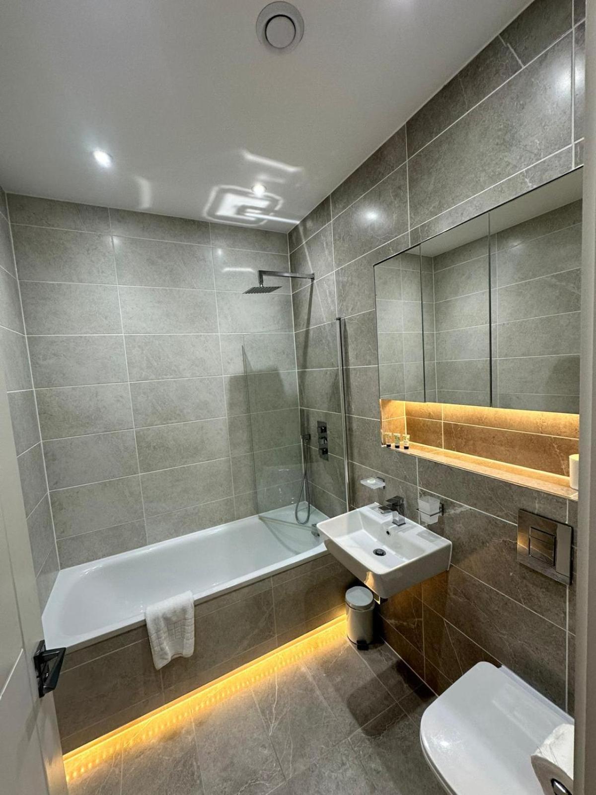 Deluxe Chic 1 2 Bed Apts Near Heathrow Legoland Windsor Slough 빌라 외부 사진