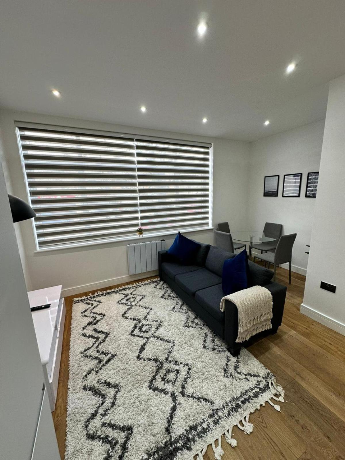 Deluxe Chic 1 2 Bed Apts Near Heathrow Legoland Windsor Slough 빌라 외부 사진